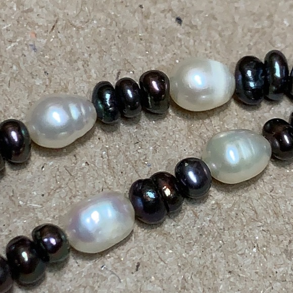 Lovely vintage two toned double strand genuine pearl necklace. - Picture 16 of 17